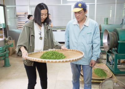 Changying demonstrando as técnicas de processamento de um chá amarelo